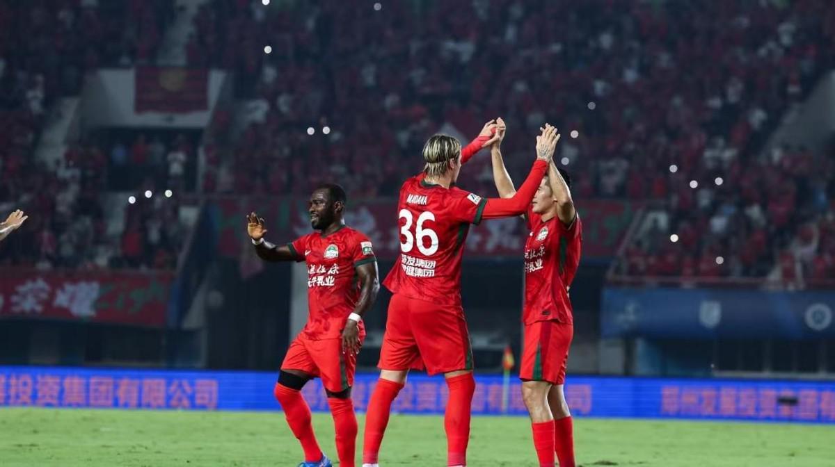 中超最新积分榜！海港战平，申花回榜首，垫底队连胜保级形势大乱